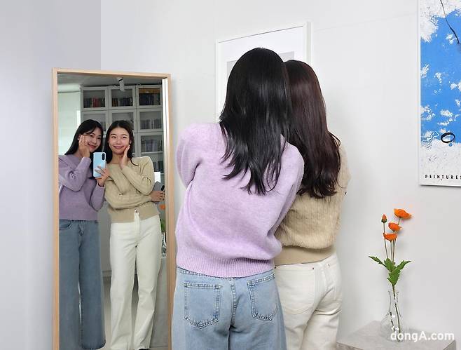 삼성전자 갤럭시 A17 LTE로 거울 셀피를 촬영하는 모습