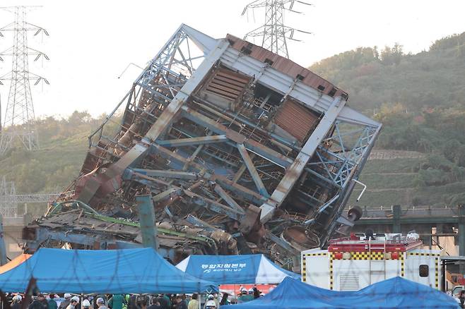 6일 오후 울산 남구 용잠로 동서발전 울산화력발전소에서 보일러 타워 붕괴 사고가 발생해 소방 당국이 구조 작업을 하고 있다. 2025.11.6/뉴스1