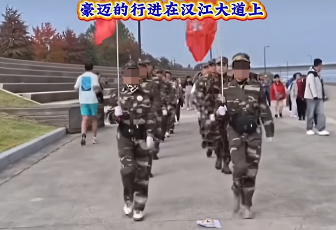 중국의 한 걷기 동호인 단체로 보이는 사람들이 지난달 31일 서울 한강공원에서 군복 등 차림으로 '군대식 행진'을 하는 모습이 포착돼 논란이 되고 있다. /사진=온라인 커뮤니티 캡처