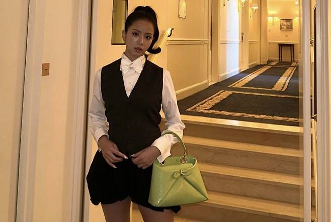 블랙핑크 지수가 프랑스 명품 브랜드 디올 2026 S/S 컬렉션 가방을 들고 있다./사진=지수 인스타그램 캡처