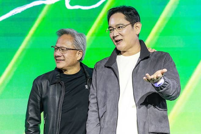 이재용 삼성전자 회장이 지난 10월 30일 젠슨 황 엔비디아 최고경영자(CEO)와 함께 서울 강남구 코엑스에서 열린 엔비디아 지포스 게이머 페스티벌 무대에 올라, 발언을 하고 있다. 뉴시스