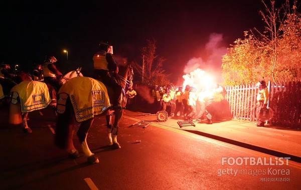 빌라 파크 앞 원정팬과 대치한 경찰들. 게티이미지코리아
