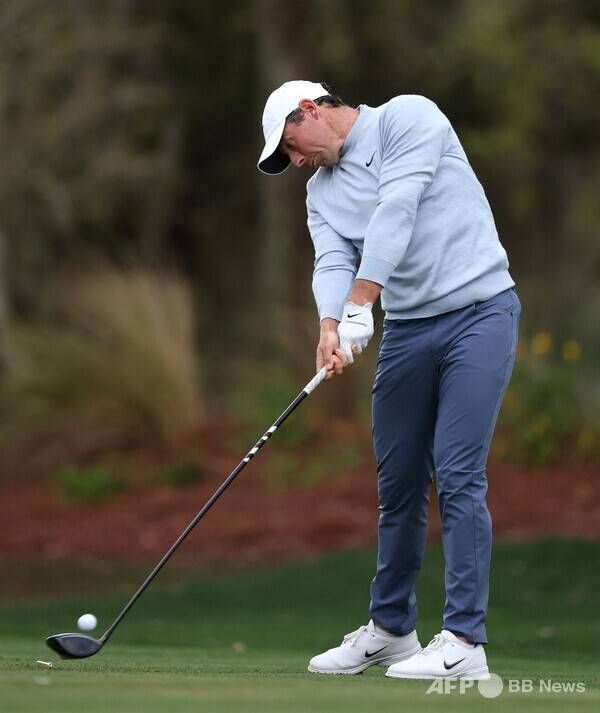 칼럼 내용과 관련 없는 참고 사진입니다. 세계적인 골프선수 로리 맥길로이가 스윙 하는 모습이다. 사진제공=ⓒAFPBBNews = News1 (사진을 무단으로 사용하지 마십시오.)