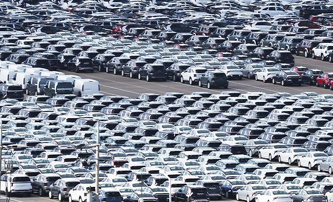 지난 2일 경기도 평택항에 수출용 자동차가 세워져 있는 모습. 연합뉴스