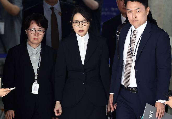 윤석열의 부인 김건희씨가 2025년 8월12일 구속 전 피의자 심문(영장실질심사)을 마친 뒤 서울 서초구 서울중앙지법을 나서고 있다. 사진공동취재단