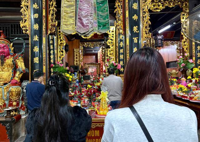 음력 15일인 지난 4일, 베트남 하노이 도심 사찰에서 시민들이 소원을 빌고 있다. 하노이=허경주 특파원