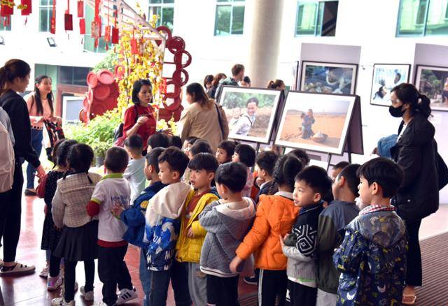 세계 여성의 날을 하루 앞둔 지난해 3월 7일 베트남 하노이 여성박물관에서 열린 전시회에서 유치원생들이 관람하고 있다. 여학생보다 남학생 수가 더 많은 것을 확인할 수 있다. 하노이=허경주 특파원