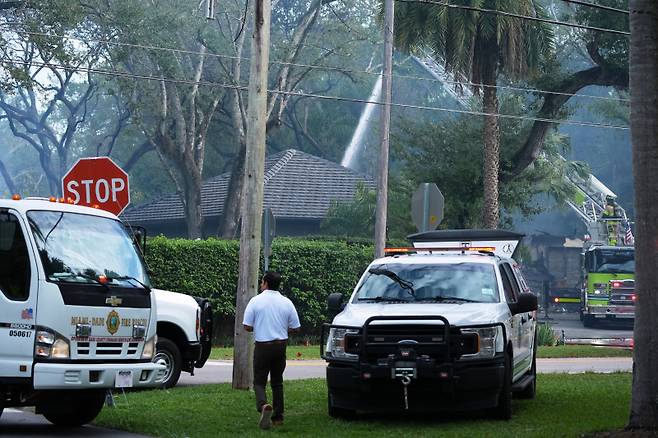<yonhap photo-0126=""> Firefighters work to extinguish the remains of a fire at a home owned by Miami Heat basketball coach Erik Spoelstra, Thursday, Nov. 6, 2025, in Miami. (AP Photo/Rebecca Blackwell)/2025-11-07 00:13:49/ <저작권자 ⓒ 1980-2025 ㈜연합뉴스. 무단 전재 재배포 금지, AI 학습 및 활용 금지></yonhap>