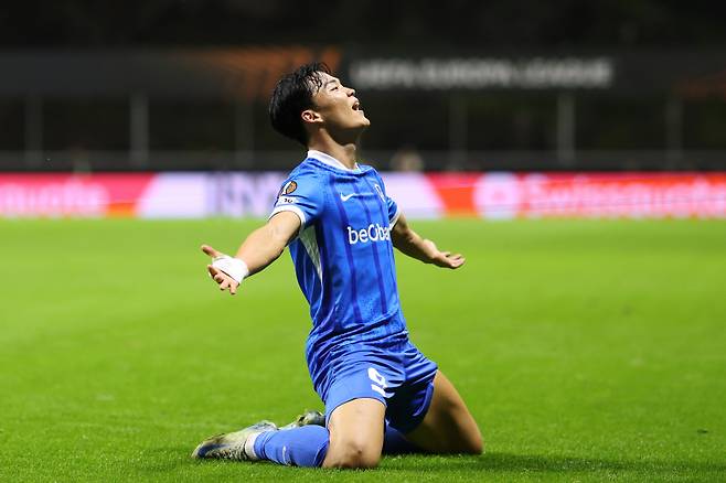 <yonhap photo-3774=""> 7일(한국시간) 포르투갈 브라가의 이스타디우 무니시팔 드 브라가에서 열린 브라가와의 2025~26 유럽축구연맹(UEFA) 유로파리그(UEL) 리그 페이즈 4차전 원정에서 득점포를 가동한 오현규. [AP=연합뉴스]</yonhap>