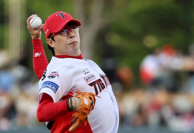 <yonhap photo-5810="">25일 광주기아챔피언스필드에서 열린 프로야구 LG 트윈스와 KIA 타이거즈의 경기. KIA 선발투수 양현종이 1회초에 투구를 하고 있다. 2025.4.25 [연합뉴스]</yonhap>