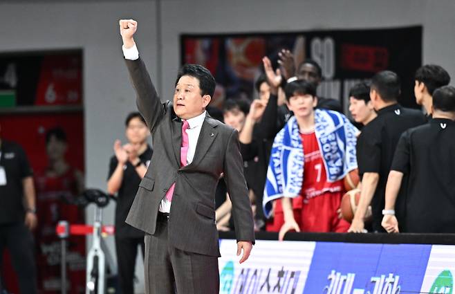 유도훈 정관장 감독이 22일 안양정관장아레나에서 열린 KCC와의 2025~26 LG전자 프로농구 정규리그 경기서 작전을 지시하고 있다. KBL 제공