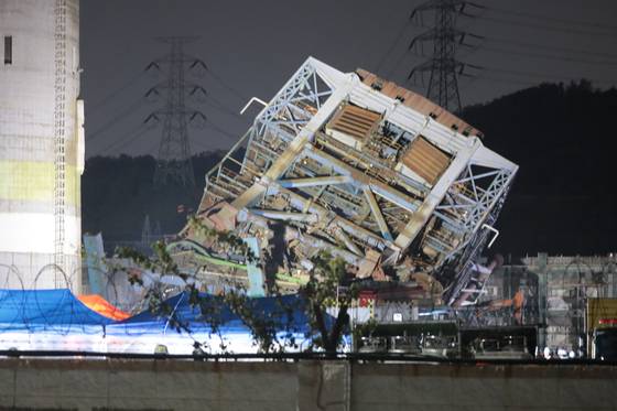 한국동서발전 울산화력발전소 보일러 타워 붕괴 사고 현장에서 야간 수색 작업이 이어지고 있다. 뉴스1