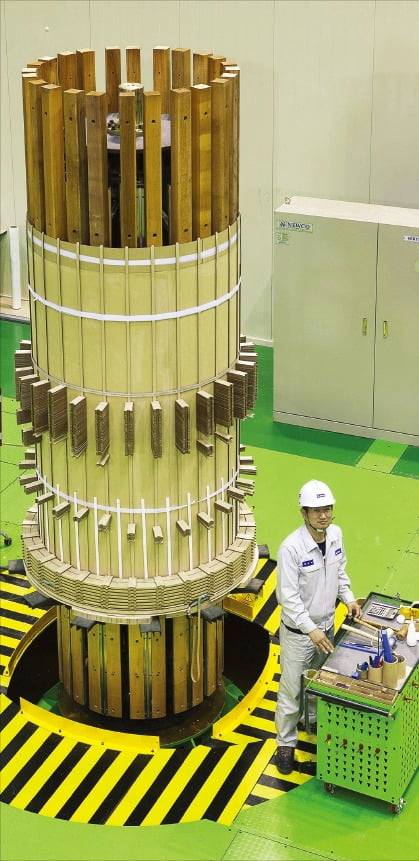 일진전기 직원이 지난 5일 충남 홍성공장에서 변압기의 전자기 유도 작용을 하는 철심 생산 공정을 작업하고 있다.  /일진전기 제공