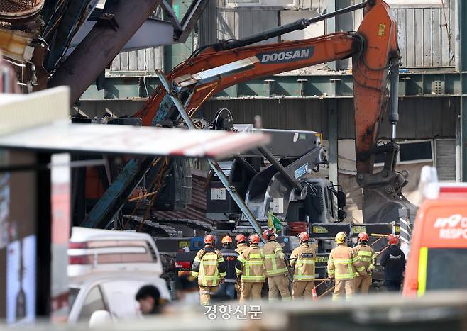 울산화력발전소 보일러 타워 붕괴 사고 이틀째인 7일 울산 남구 한국동서발전 울산발전본부 울산화력발전소 사고 현장에서 구조대원들이 현장을 살펴보고 있다.