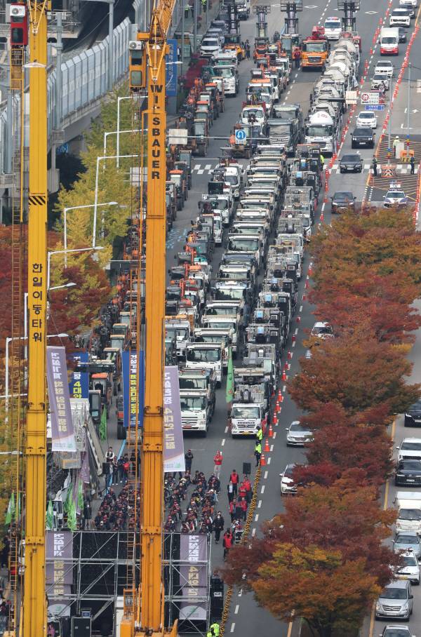 = 민주노총 전국건설노조 부산건설기계지부가 7일 오후 부산 연제구 거제해맞이역 인근에서 굴삭기 등 건설기계 150대를 동원해 건설기계 임대료 현실화 등을 요구하는 ‘부산건설기계지부 총력 결의대회’를 열고 있다. 연합뉴스