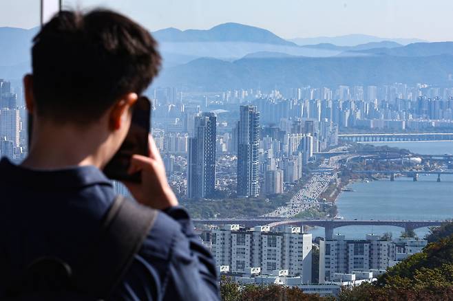 Housing prices in Seoul recorded their highest monthly increase this year since the government’s Oct. 15 real estate measures, as apartment complexes are seen from Namsan in Seoul on Oct. 27. [YONHAP]