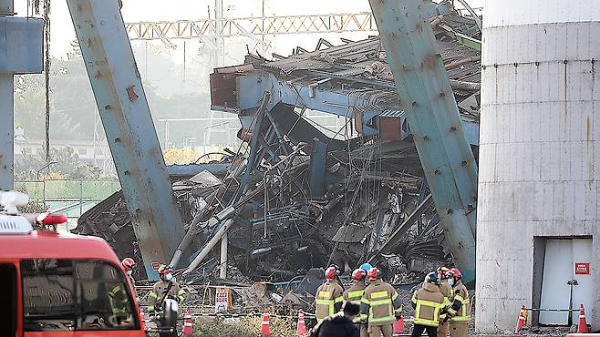 Fire authorities carry out rescue operations after a boiler tower collapse at Korea East-West Power’s Ulsan Thermal Power Plant in Nam District, Ulsan, on Nov. 6. [NEWS1]