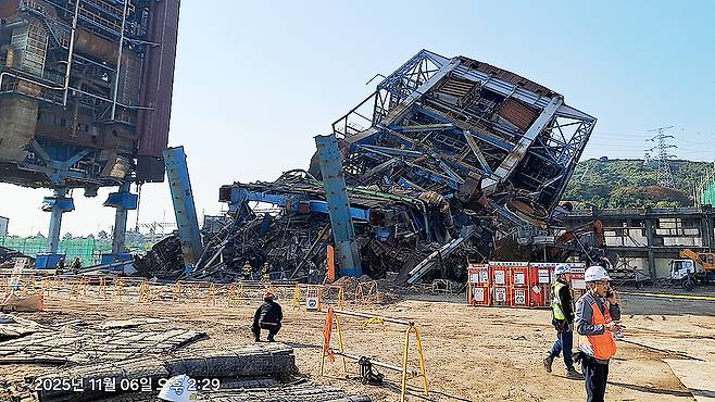 A large collapsed structure at Korea East-West Power’s Ulsan Thermal Power Plant in Nam District, Ulsan, at around 2:07 p.m. on Nov. 6 [ULSAN FIRE DEPARTMENT]