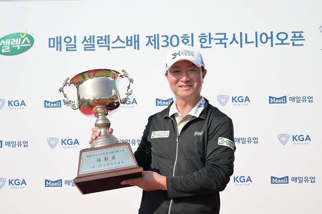 7일 전북 고창 소재 고창CC 비치, 블루 코스에서 끝난 매일 셀렉스배 제30회 한국시니어오픈 골프선수권대회에서 챔피언스투어 데뷔 첫 승을 거둔 황인춘. KGA