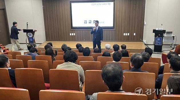 7일 열린 ‘2025년도 인천대학교 인천학연구원 특별강연회’에서 김교흥 의원이 인천 신도시와 원도심의 균형 발전 필요성에 대해 설명하고 있다. 김샛별 기자