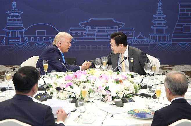 이재명 대통령과 도널드 트럼프 미국 대통령이 지난달 29일 경북 경주 힐튼호텔 그랜드볼룸에서 열린 이 대통령 주최 정상 특별만찬에서 악수하고 있다. [연합뉴스]