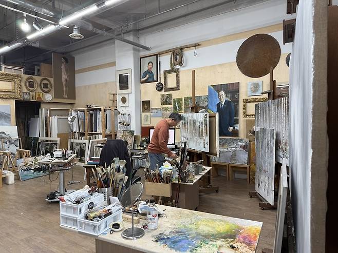 초상화가로 유명한 이원희 작가가 경기도 고양시 삼송 작업실에서 붓에 물감을 묻히고 있다. <이향휘 기자>