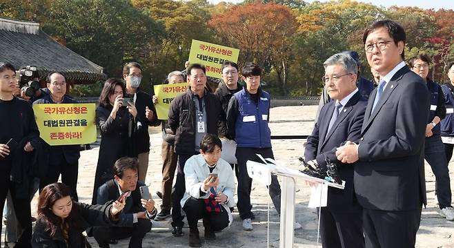 최휘영 문화체육관광부 장관이 “취할 수 있는 모든 수단을 강구해 우리 문화유산을 지키는 일에 앞장서겠다”고 7일 서울 종묘 정전 상월대에서 밝혔다. [김재훈 기자]