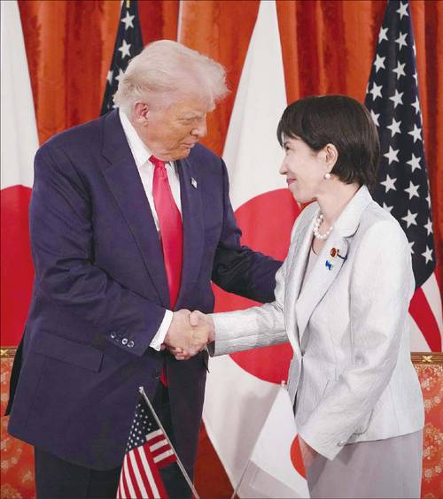 지난 10월 28일 도쿄 아카사카 영빈관에서 열린 미일 정상회담 후 서명식에 참석한 일본 다카이치 사나에 총리(오른쪽)와 도널드 트럼프 미국 대통령이 악수하고 있다. (AFP=연합뉴스)