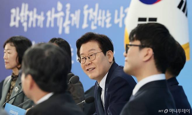 (대전=뉴스1) 김기태 기자 = 이재명 대통령이 7일 오후 대전 유성구 국립중앙과학관에서 열린 다시 과학기술인을 꿈꾸는 대한민국 국민보고회에서 참석자의 발언을 듣고 있다.  2025.11.7/뉴스1  Copyright (C) 뉴스1. All rights reserved. 무단 전재 및 재배포,  AI학습 이용 금지. /사진=(대전=뉴스1) 김기태 기자