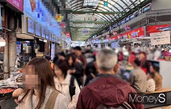 서울 종로구 광장시장에서 일부 상인의 불친절과 바가지 논란이 불거진 가운데, 시장 상인회가 논란이 된 점포에 대해 영업정지 등 제재를 단행하고 재발 방지에 나서겠다고 밝혔다. 사진은 6일 방문객으로 가득 찬 광장시장 먹거리 골목의 모습. /사진=김다솜 기자