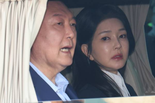 윤석열 전 대통령과 김건희 여사가 헌법재판소 파면 결정 후 일주일 만인 지난 4월11일 오후 서울 용산구 한남동 대통령 관저를 떠나고 있는 모습. /사진=뉴스1(공동취재단)