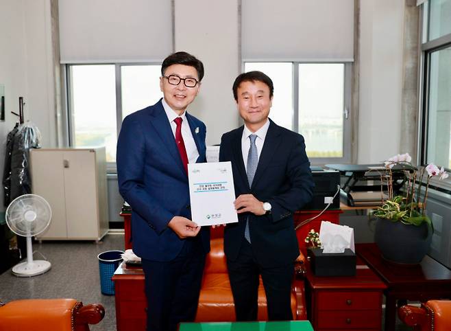 김철우 보성군수가 7일 국회를 방문해 한병도  예결산위원장에 보성군의 핵심사업을 설명한 후 기념사진을 찍고 있다. /사진제공=보성군