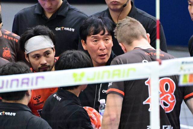 OK저축은행 신영철 감독이 1세트 작전타임 때 오데이에게 지시를 하고 있다. / 한국배구연맹 (KOVO)