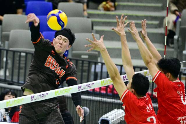 3세트 코트에 들어선 OK저축은행 송희채가 공격을 시도하고 있다. / 한국배구연맹 (KOVO)