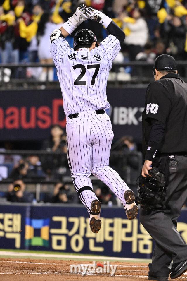 27일 서울 잠실야구장에서 열린 2025 신한 SOL 뱅크 KBO 한국시리즈 2차전' 한화 이글스와 LG 트윈스 경기. LG 박동원이 3회말 2사 1루에 투런포를 친 후 농구 슛 세리머니를 선보이고 있다./마이데일리