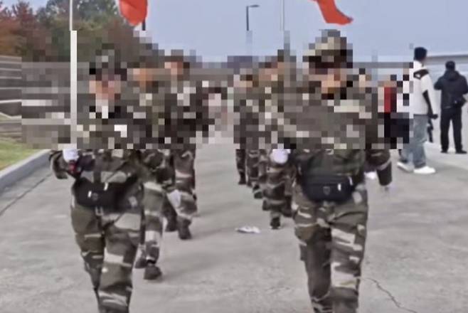 서울 한강공원에 군복 차림의 중국인들이 행진하는 모습이 온라인 상에 퍼지며 논란이다. [SNS]