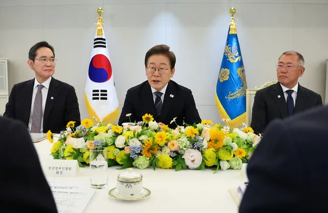 이재명 대통령이 지난 6월 서울 용산 대통령실에서 열린 6경제단체·기업인 간담회에서 발언하고 있다. 이재용(왼쪽부터) 삼성전자 회장, 이 대통령, 정의선 현대차 회장 [연합]