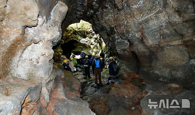[제주=뉴시스] 우장호 기자 = 3일 국가유산 방문의 해를 맞아 제주 한라산 구린굴이 제주도 세계유산본부 안내로 언론에 특별공개됐다.  한라산 관음사 탐방로 인근 해발 700m에 위치한 구린굴은 2만년 전 백록담 분출과정에서 한라산 북사면을 따라 흘러내린 용암류로 형성된 동굴이다. 사진은 이날 오전 구린굴 내부 모습. 2025.11.03. woo1223@newsis.com