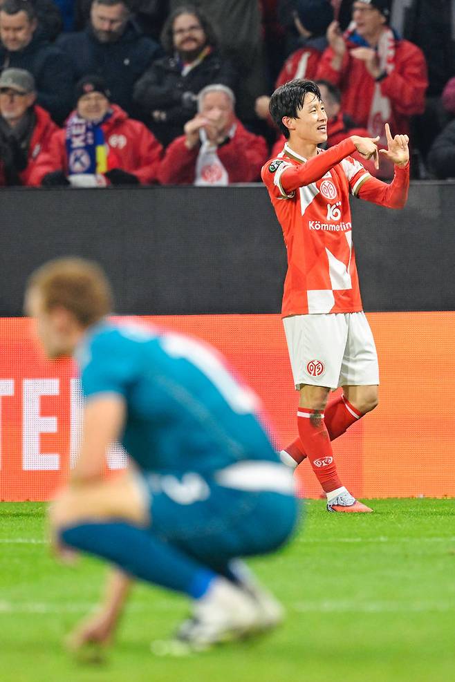 [마인츠=AP/뉴시스] FSV 마인츠 05(독일)의 이재성(오른쪽)이 6일(현지 시간) 독일 마인츠의 메바 아레나에서 열린 유럽축구연맹(UEFA) 콘퍼런스리그(UECL) 리그 페이즈 3차전 피오렌티나(이탈리아)와 경기 후반 추가시간 극장 결승 골을 넣은 뒤 세리머니하고 있다. 이재성은  37분을 소화하며 1골 1도움으로 팀의 2-1 승리를 이끌었다. 2025.11.07.