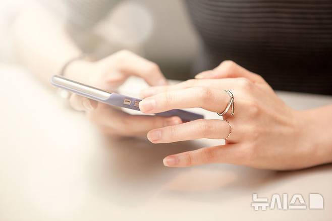 [서울=뉴시스] 과도한 스마트폰 사용 등 디지털 자극은 뇌를 쉬지 못하게 해 기억력과 집중력 저하를 가속화시킨다. (사진= 유토이미지 제공)