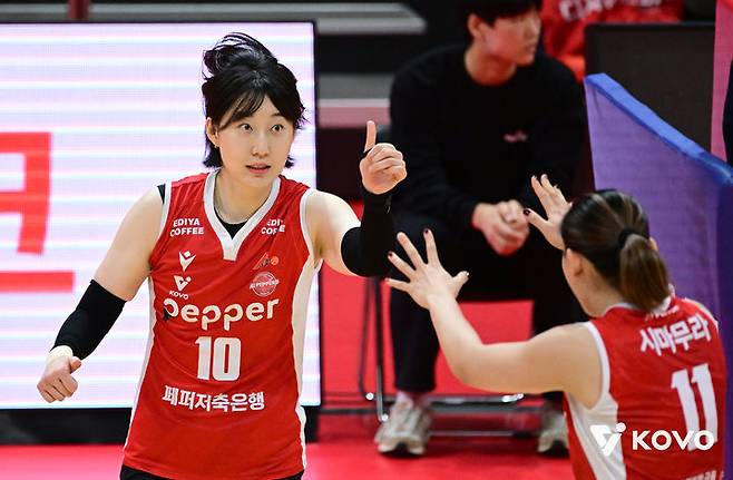 [서울=뉴시스] 여자배구 페퍼저축은행 박정아(왼쪽)가 6일 광주페퍼스타디움에서 열린 진에어 2025~2026 V-리그 여자부 GS칼텍스와의 경기에서 득점에 성공한 뒤 기뻐하고 있다. (사진=KOVO 제공) 2025.11.06. *재판매 및 DB 금지