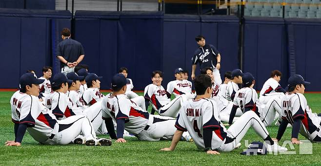 [서울=뉴시스] 최진석 기자 = 야구 국가대표팀 선수들이 4일 서울 고척스카이돔에서 열린 훈련에서 몸을 풀고 있다. 2025.11.04. myjs@newsis.com