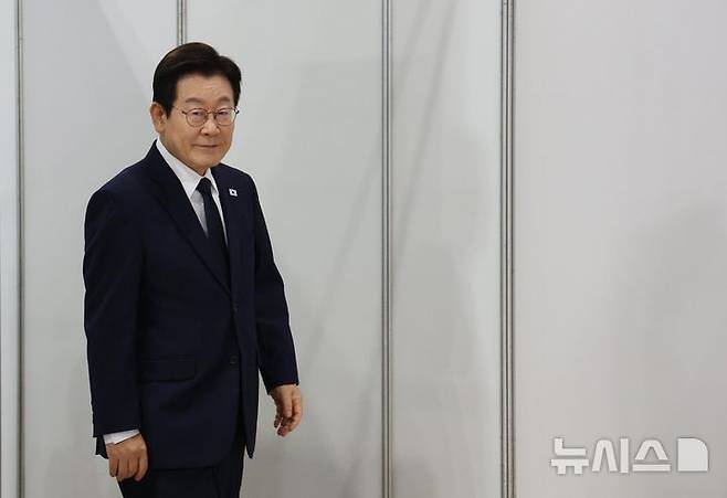 [서울=뉴시스] 고범준 기자 = 이재명 대통령이 7일 대전 유성구 국립중앙과학관에서 열린 다시 과학기술인을 꿈꾸는 대한민국 국민보고회에 입장하고 있다. 2025.11.07. bjko@newsis.com