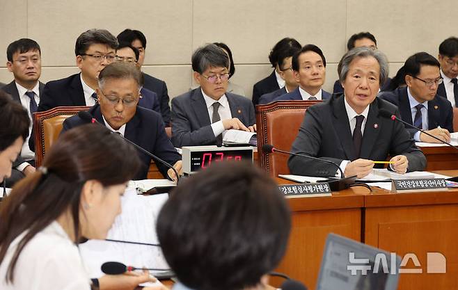 [서울=뉴시스] 김금보 기자 = 정기석 국민건강보험공단 이사장이 지난달 17일 서울 여의도 국회에서 열린 보건복지위원회 국정감사에서 의원 질의에 답하고 있다. 2025.10.17. kgb@newsis.com