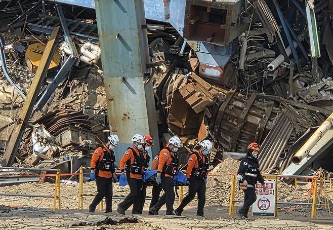 [울산=뉴시스] 구미현 기자 = 한국동서발전 울산화력발전소 붕괴사고 이틀째인 7일 울산시 남구 용잠동 사고 현장에서 구급대원 등이 매몰자 1명을 구조해 병원으로 이송하고 있다. 2025.11.07. gorgeouskoo@newsis.com *재판매 및 DB 금지