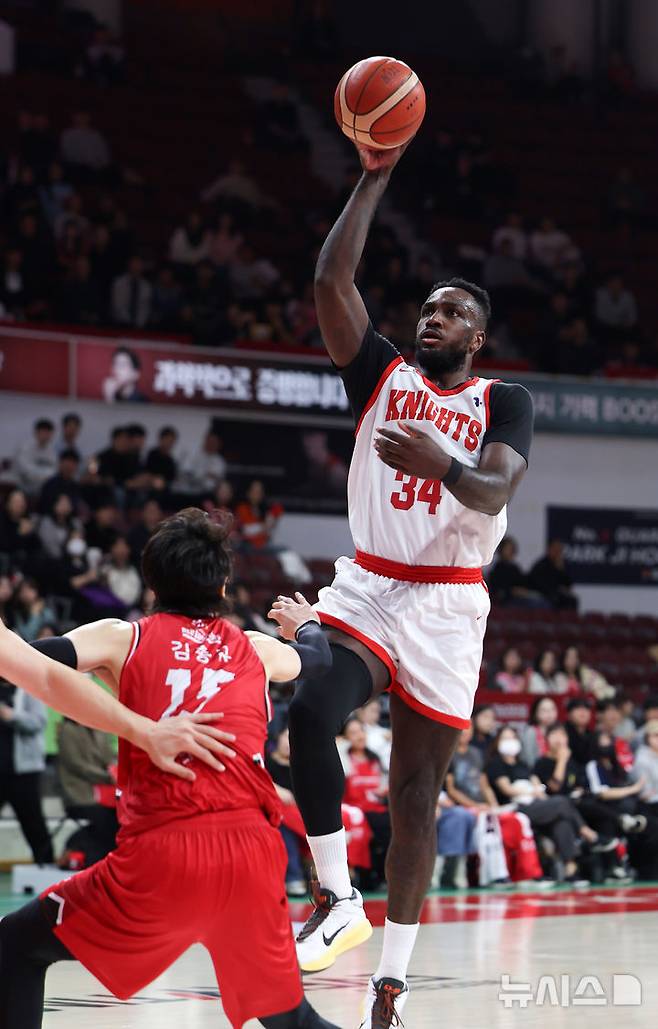 [안양=뉴시스] 김선웅 기자 = 7일 경기 안양시 정관장 아레나에서 열린 2025-2026 프로농구 안양 정관장 vs 서울 SK의 경기, SK 자밀 워니가 슛을 하고 있다. 2025.11.07. mangusta@newsis.com