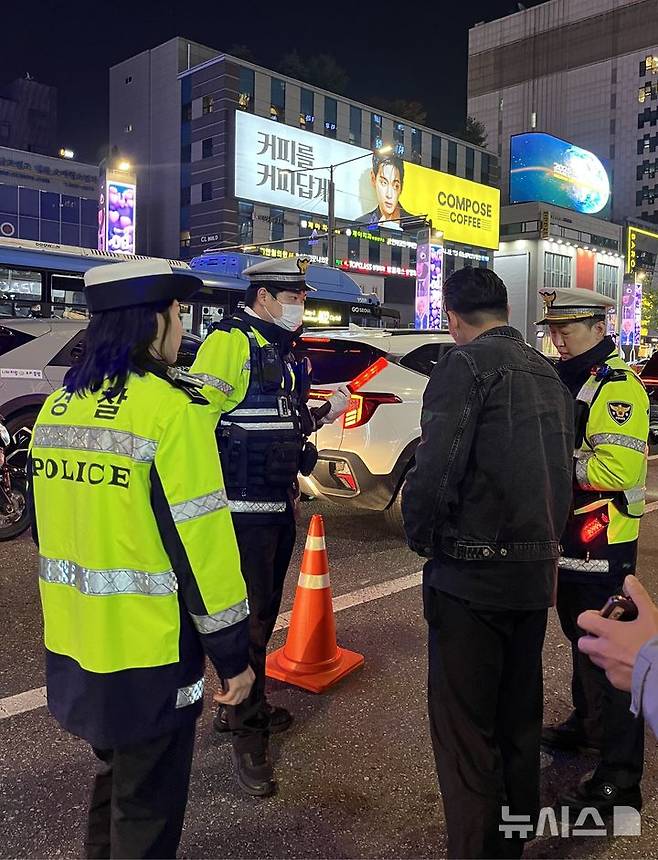 [서울=뉴시스] 박정영 수습기자 = 서울경찰청과 서울 강남경찰서 소속 경찰관이 7일 오후 서울 강남구 강남역사거리 일대에서 대대적인 음주운전 단속을 벌이고 있다. 2025.11.07. us06037@newsis.com