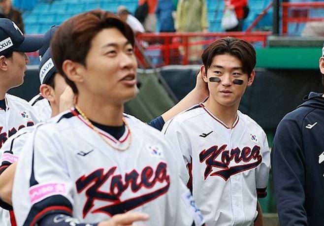 지난해 세계야구소프트볼연맹(WBSC) 프리미어12 당시 송성문(왼쪽)과 김도영. 연합뉴스