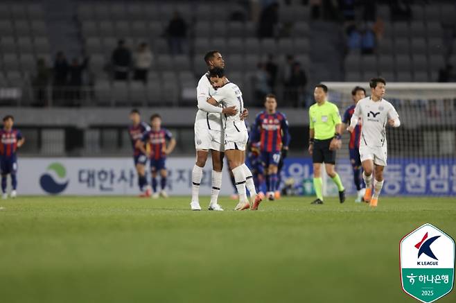 세징야(오른쪽)와 에드가. 한국프로축구연맹 제공