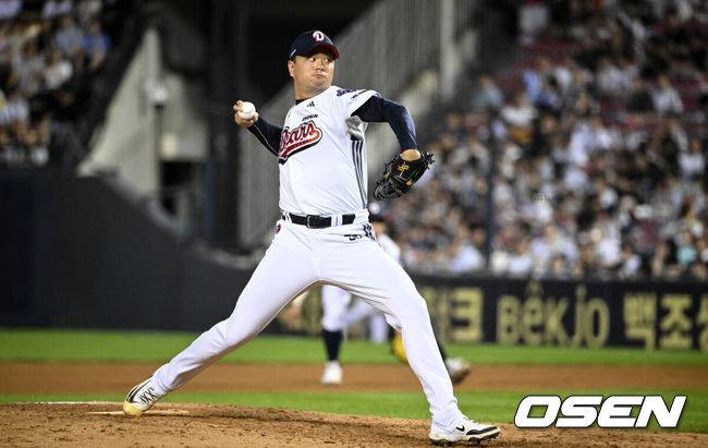 [OSEN=잠실, 조은정 기자]22일 오후 서울 잠실야구장에서 2025 신한 SOL Bank KBO리그 두산 베어스와 한화 이글스의 경기가 열렸다.이날 두산은 잭로그, 한화는 문동주를 선발로 내세웠다.8회초 두산 이영하가 역투하고 있다. 2025.07.22 /cej@osen.co.kr